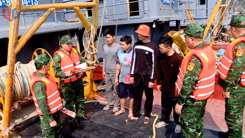 Lực lượng chức năng kiểm tra, tuyên truyền các quy định về chống khai thác IUU cho ngư dân tại Vân Đồn.