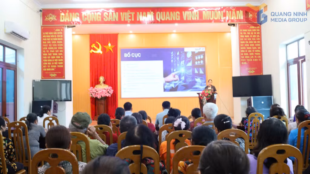 Hội Nông dân phường Vàng Danh tập huấn chuyển đổi số cho cán bộ, hội viên nông dân.