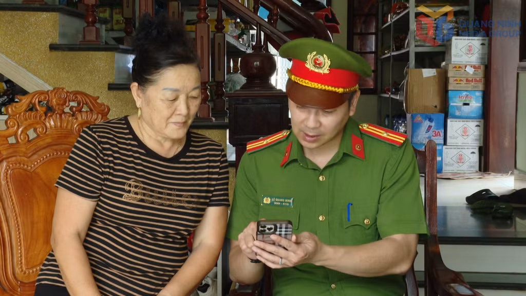 Thiếu tá Lê Quang Minh, Công an xã Tiên Yên, hướng dẫn người dân tránh các thông tin không an toàn trên không gian mạng.