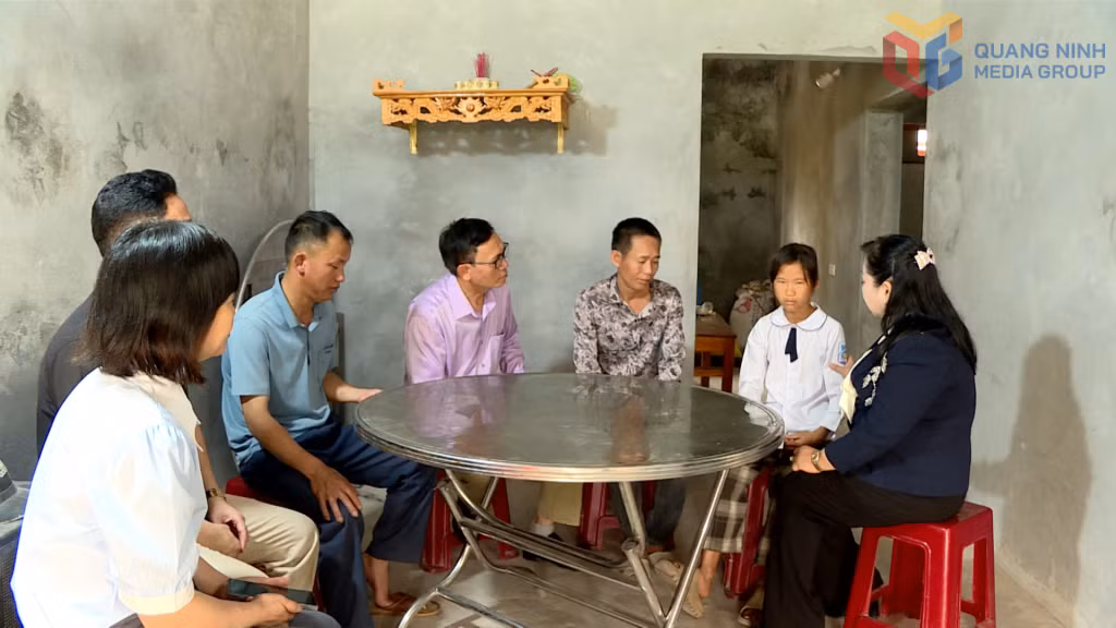 Công ty CP Tâm Đức Cẩm Phả thăm tặng quà em Voòng Thị Luyến (thôn Yên Sơn, xã Quảng Tân)