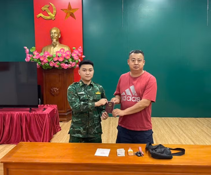Đồn BP Bắc Sơn trao trả toàn bộ tài sản cho ông MO QIANG.