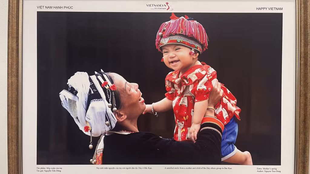 Tác phẩm "Mùa xuân của mẹ" của tác giả Nguyễn Tiến Dũng.