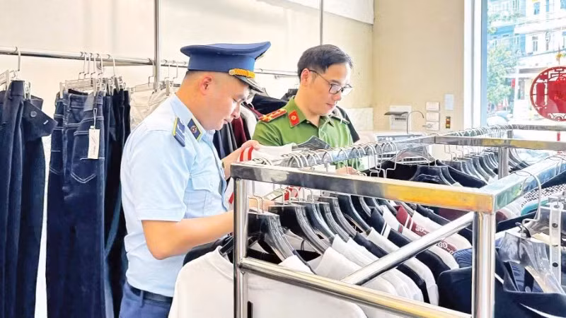 Đội Quản lý thị trường số 6 phối hợp Công an tỉnh Lạng Sơn kiểm tra, phát hiện nhiều mặt hàng quần áo, giày dép có dấu hiệu giả mạo các nhãn hiệu nổi tiếng tại cửa hàng kinh doanh ở phường Đông Kinh. (Ảnh: LƯU QUYÊN)