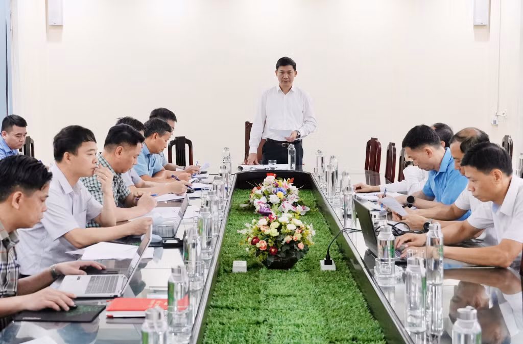 Đồng chí Nguyễn Văn Công, Phó Chủ tịch UBND tỉnh chủ trì cuộc họp với UBND phường và các đơn vị liên quan về tình trạng ngập lụt tại khu Khe Sím.