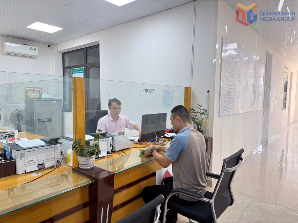 Người dân xã Bình Liêu thực hiện giao dịch vay vốn tại Phòng Giao dịch Ngân hàng Chính sách xã hội Bình Liêu.