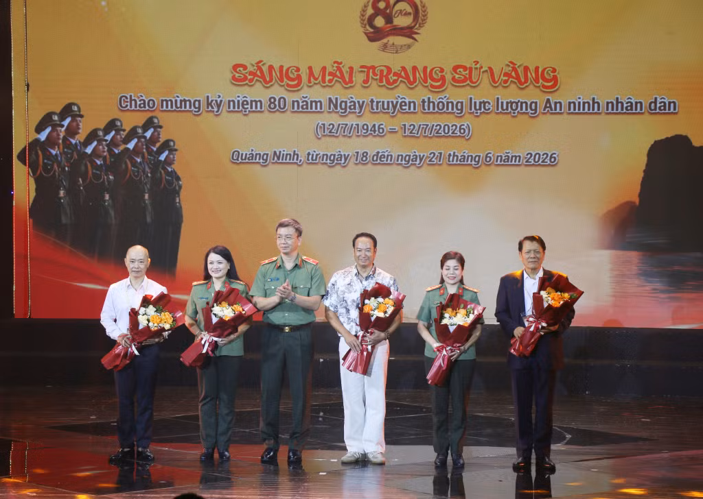 Ban Tổ chức tặng hoa Ban Giám khảo. 