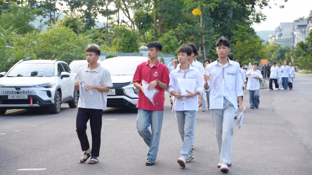 Thí sinh các xã khu vực Tiên Yên hoàn thành bài thi môn Ngữ Văn. Ảnh: Xuân Thao.
