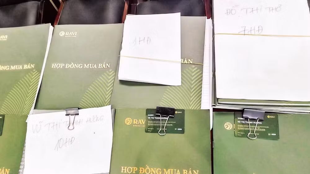 Các hợp đồng mua bán kỳ nghỉ của Công ty Ravi - một trong 27 doanh nghiệp bị khởi tố.(Ảnh do cơ quan Công an cung cấp)