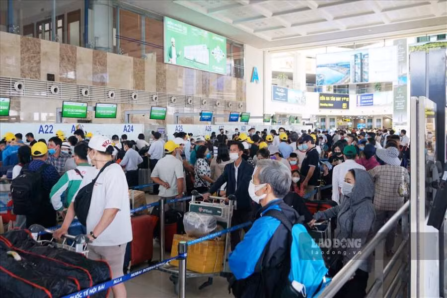 Các hãng hàng không tăng giá phí hành lý nội địa. Ảnh: Tùng Giang