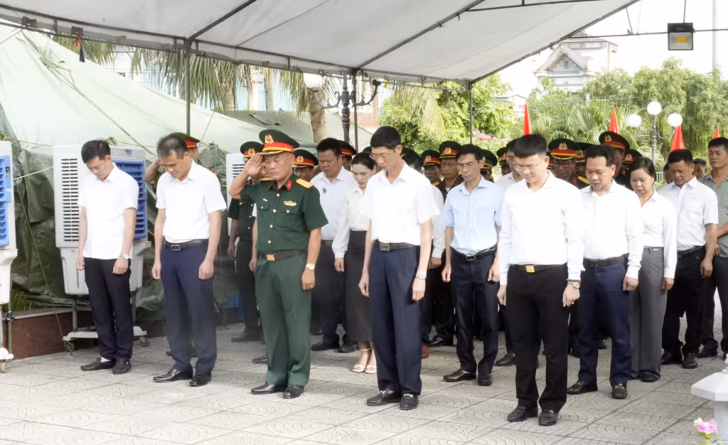 Trước khi tiến hành lấy mẫu, các đại biểu dâng hương, dâng hoa và dành phút mặc niệm tưởng nhớ tới các anh hùng liệt sĩ. 