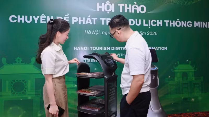 Các đại biểu trải nghiệm những ứng dụng du lịch thông minh tại hội thảo.
