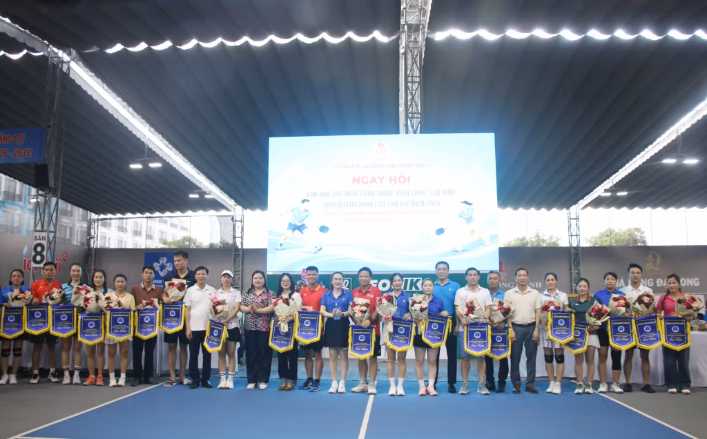 Ban Tổ chức trao cờ lưu niệm cho các đoàn tham dự Ngày hội.