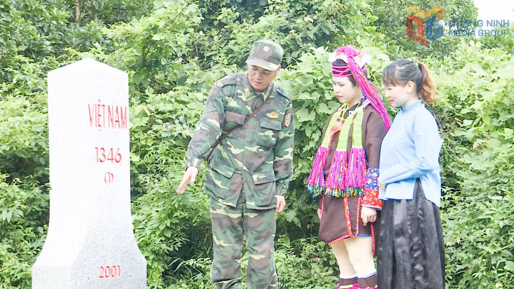 Cán bộ, chiến sĩ Đồn Biên phòng Pò Hèn cùng bà con Sán Chỉ và Dao Thanh Y tìm hiểu lịch sử cột mốc.