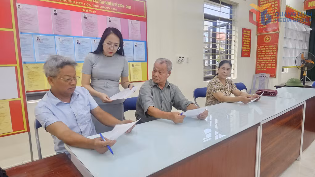 Đoàn giám sát của Ban Thường trực Ủy ban MTTQ tỉnh tiến hành phát phiếu Khảo sát lấy ý kiến người dân về đánh giá chất lượng các công trình, dự án nâng cao chất lượng đô thị trên địa bàn phường Hiệp Hòa.