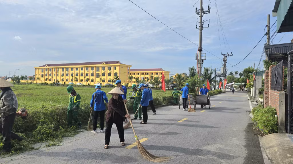 Đông đảo người dân, đoàn viên thanh niên... phường Hoàng Quế tham gia dọn vệ sinh tại các tuyến đường.