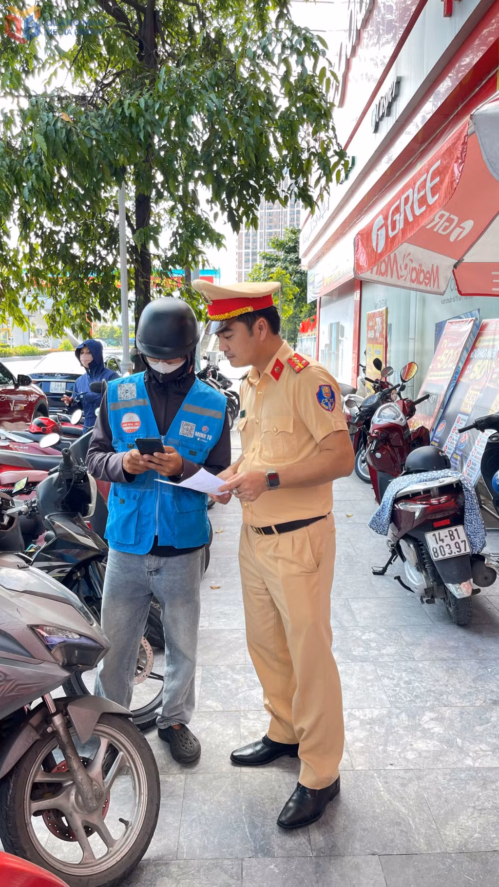 Nhằm phát huy mạnh mẽ vai trò giám sát TTATGT từ người dân, Phòng CSGT đang đẩy mạnh tuyên truyền đến người dân cách tiếp cận và phản ánh vi phạm về trang Zalo OA “Phòng Cảnh sát giao thông Quảng Ninh”. 