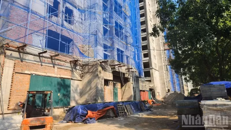 Khu nhà ở tái định cư Tứ Hiệp, Thanh Trì, Hà Nội sau nhiều năm không được đưa vào sử dụng đang được thành phố Hà Nội gấp rút sửa chữa, tân trang để trở thành nhà ở xã hội cho thuê vào cuối tháng 6/2026.