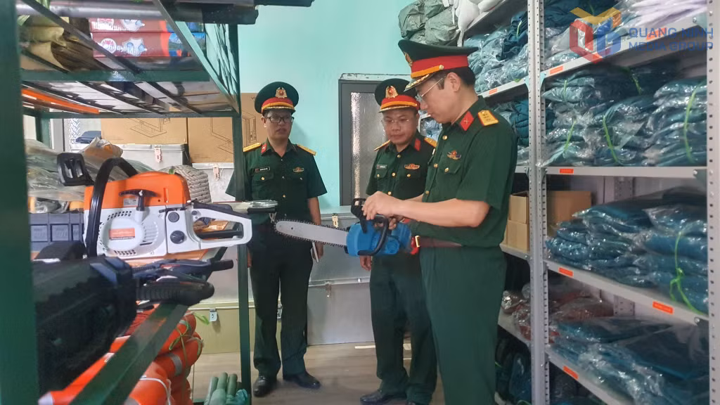 Cán bộ, chiến sĩ Ban CHQS phường Hà An kiểm tra trang thiết bị phục vụ công tác PCTT.