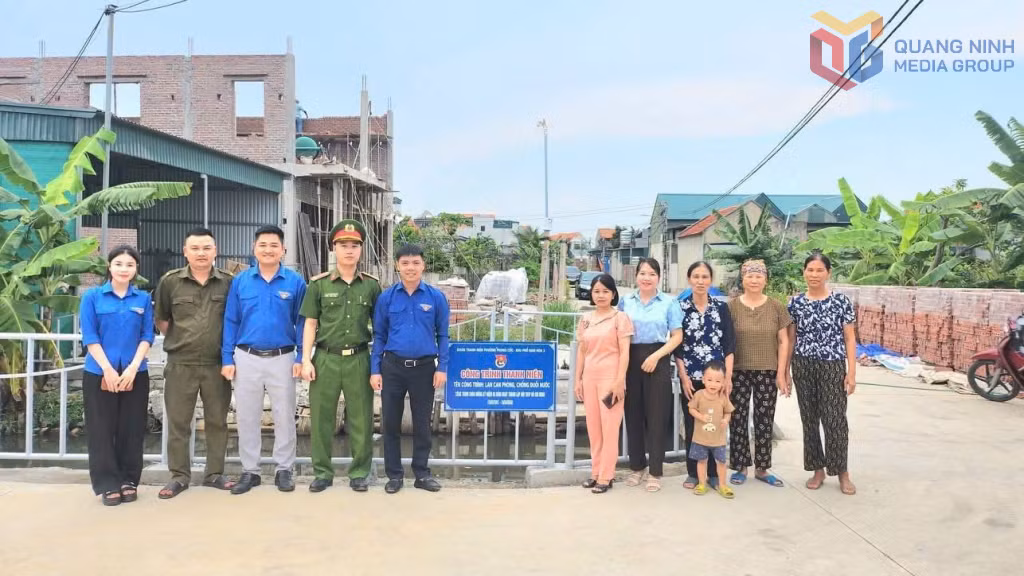 Đoàn Thanh niên phường Phong Cốc cùng cấp ủy, Ban công tác Mặt trận tổ chức gắn biển công trình thanh niên "Lan can phòng, chống đuối nước" tại khu phố Nam Hòa (ngày 30/5/2026).