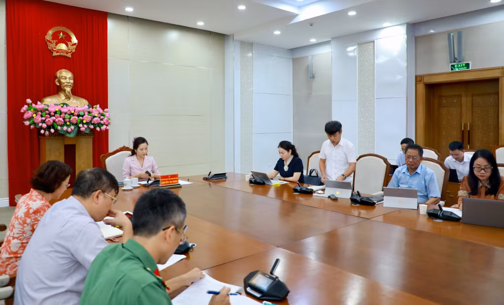 Đại diện lãnh đạo Sở Giáo dục và Đào tạo tỉnh - cơ quan thường trực Ban Chỉ đạo thi cấp tỉnh báo cáo công tác chuẩn bị tổ chức Kỳ thi tốt nghiệp THPT năm 2026 trên địa bàn tỉnh Quảng Ninh.