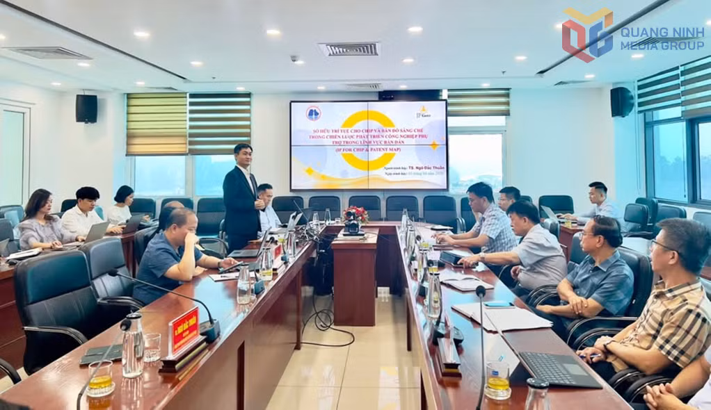 Lãnh đạo Công ty TNHH Tư vấn công nghệ và Sở hữu trí tuệ IP Group trình bày tham luận về sở hữu trí tuệ cho chip và bản đồ sáng chế tại hội thảo “Phát triển công nghiệp phụ trợ trong lĩnh vực chip bán dẫn” do Sở KH&amp;CN tổ chức tháng 4/2026.