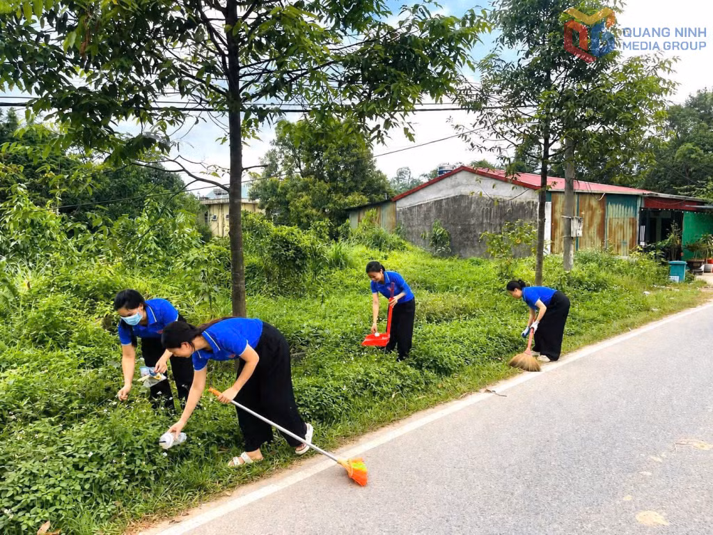 Đoàn thanh niên xã Quảng Đức dọn vệ sinh môi trường các tuyến đường khu vực trung tâm xã.