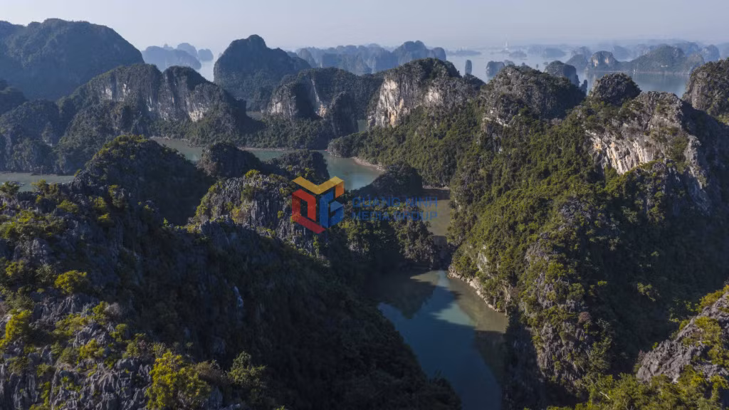 Những dãy núi đá vôi bao bọc quanh các hồ nước tạo nên hệ sinh thái biệt lập và cảnh quan hiếm có.