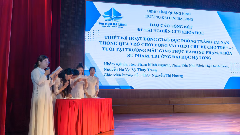 Các nhóm sinh viên báo cáo kết quả nghiên cứu và tham gia trao đổi, phản biện khoa học cùng Hội đồng đánh giá.