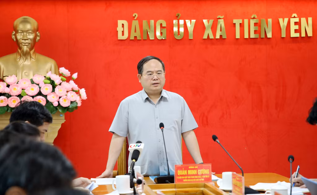 Đồng chí Quản Minh Cường, Ủy viên Trung ương Đảng, Bí thư Tỉnh ủy, Trưởng Đoàn ĐBQH tỉnh, phát biểu chỉ đạo tại buổi làm việc với Ban Thường vụ Đảng ủy 2 xã Tiên Yên và Điền Xá.