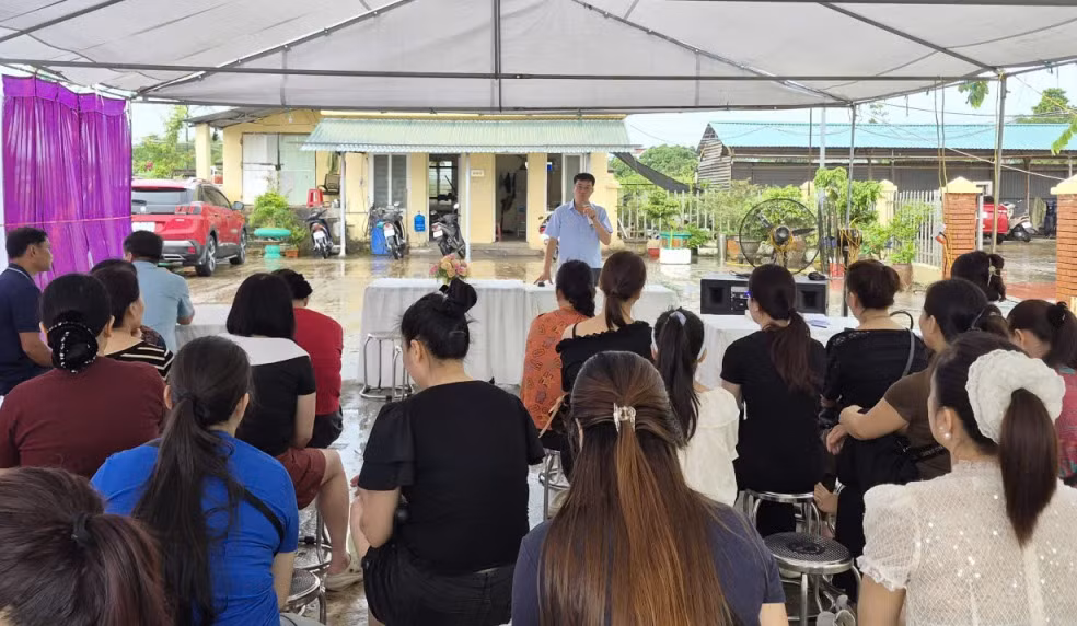 Đại diện Phòng Thương mại, Sở Công Thương, phổ biến các chính sách về thương mại điện tử, chuyển đổi số cho tiểu thương tại chợ Đầm Hà.