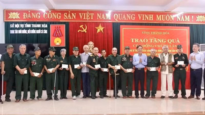 Trao quà của Tổng Bí thư, Chủ tịch nước tới các thương, bệnh binh đang được chăm sóc, điều dưỡng tích cực tại Trung tâm Nuôi dưỡng, điều dưỡng người có công Thanh Hóa, ngày 28/4/2026. (Ảnh: MAI LUẬN)