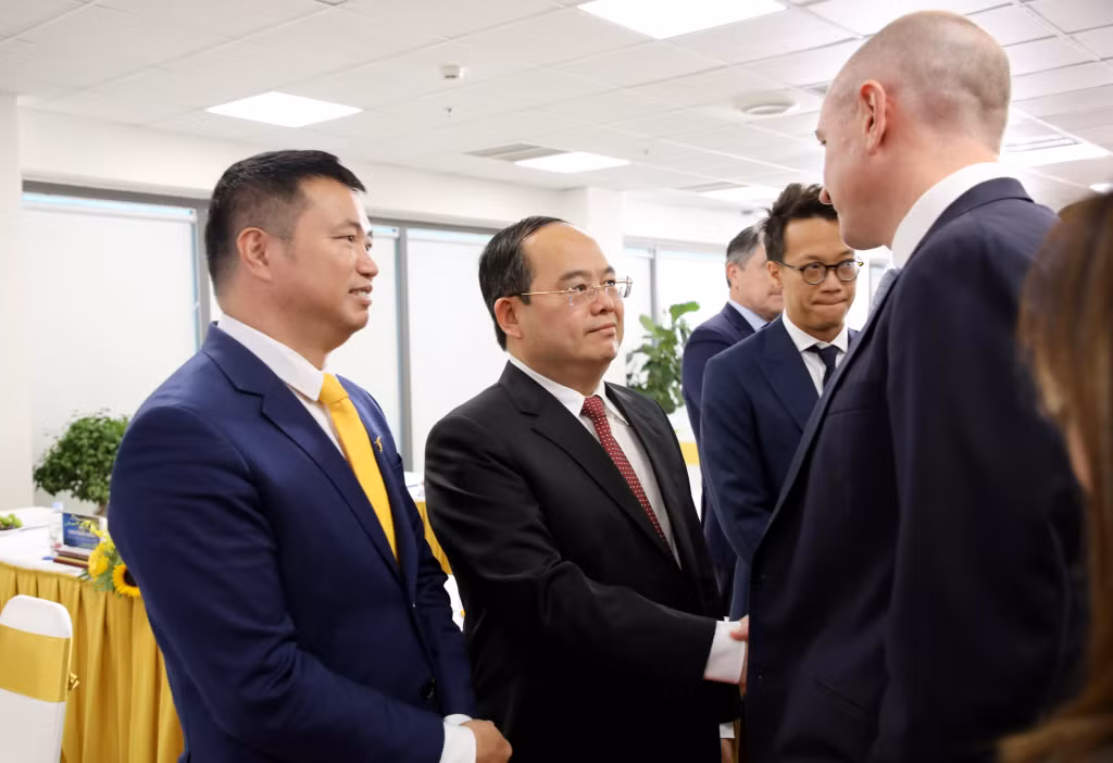 Đồng chí Bí thư Tỉnh ủy trao đổi với các nhà đầu tư.