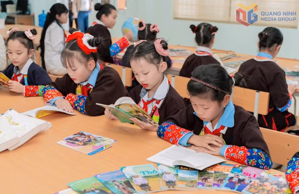 Các em học sinh Trường Phổ thông nội trú TH&amp;THCS Quảng Đức đọc sách tại "Không gian đọc sách, tương tác và sinh hoạt đội" của nhà trường.