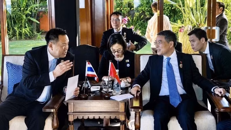 Trong khuôn khổ chuyến công tác tham dự Hội nghị cấp cao ASEAN lần thứ 48 tại Philippines, ngày 8/5/2026, Thủ tướng Lê Minh Hưng đã gặp Thủ tướng Thái Lan Anutin Charnvirakul. (Ảnh: TTXVN)