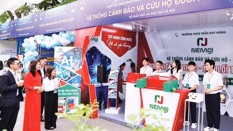 Học sinh Trường trung học cơ sở Trần Duy Hưng (phường Yên Hòa, Hà Nội) giới thiệu về dự án. (Ảnh: THANH TÙNG)