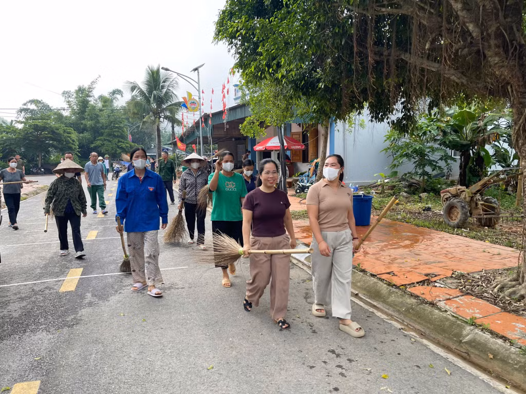 Người dân phấn khởi có mặt từ sớm để cùng tham gia dọn vệ sinh môi trường, tạo không gian sống xanh, sạch, đẹp.