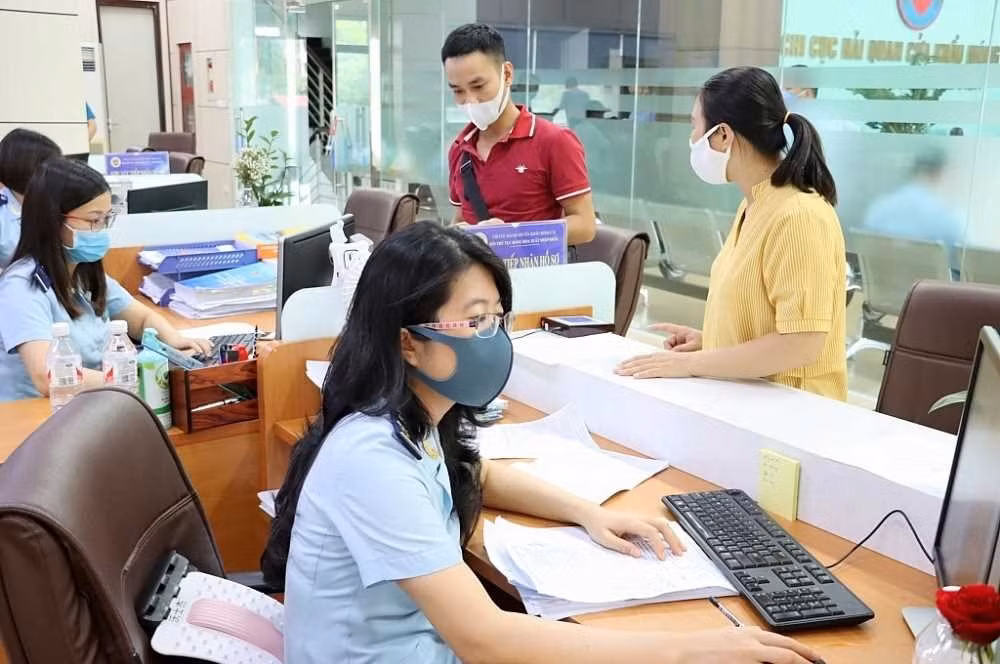 Cán bộ Chi cục Hải quan Cửa khẩu Móng Cái giải quyết TTHC cho doanh nghiệp trên Hệ thống thông quan điện tử.