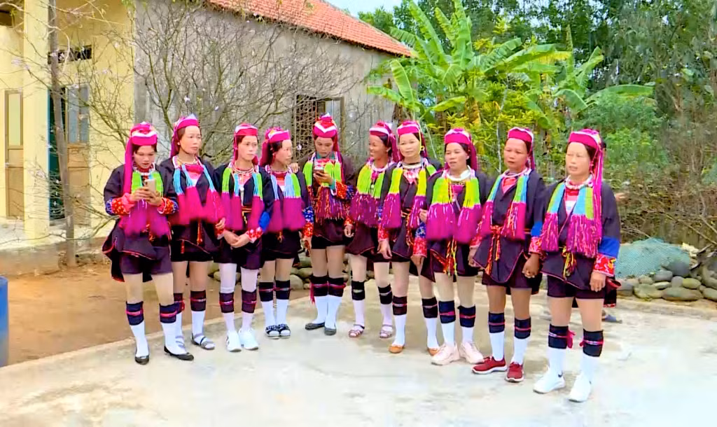 Chị em phụ nữ dân tộc Dao Thanh Y cùng nhau hát giai điệu giao duyên trong ngày Tết.