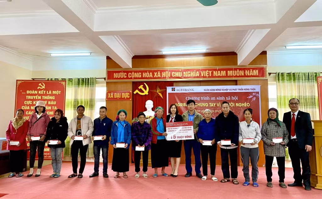 Đại diện Agribank Tiên Yên trao tặng quà cho các thầy, cô giáo, các đối tượng có hoàn cảnh khó khăn trên địa bàn huyện.