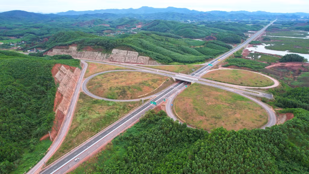 Nút giao Bình Dân, đoạn qua huyện Vân Đồn (8-2022). Ảnh: Đỗ Phương