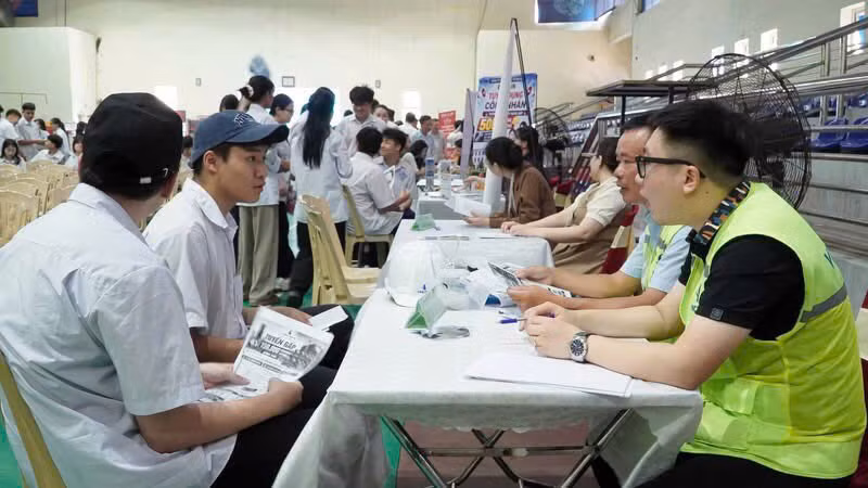 Doanh nghiệp tư vấn tuyển dụng cho người lao động.