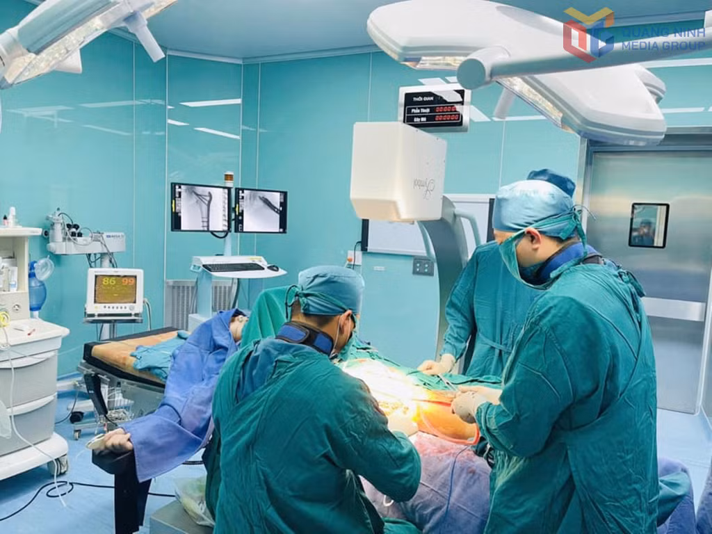 Y, bác sĩ Bệnh viện Đa khoa khu vực Tiên Yên thực hiện ca phẫu thuật kết hợp xương trên máy C-arm cho bệnh nhân gãy xương chân.
