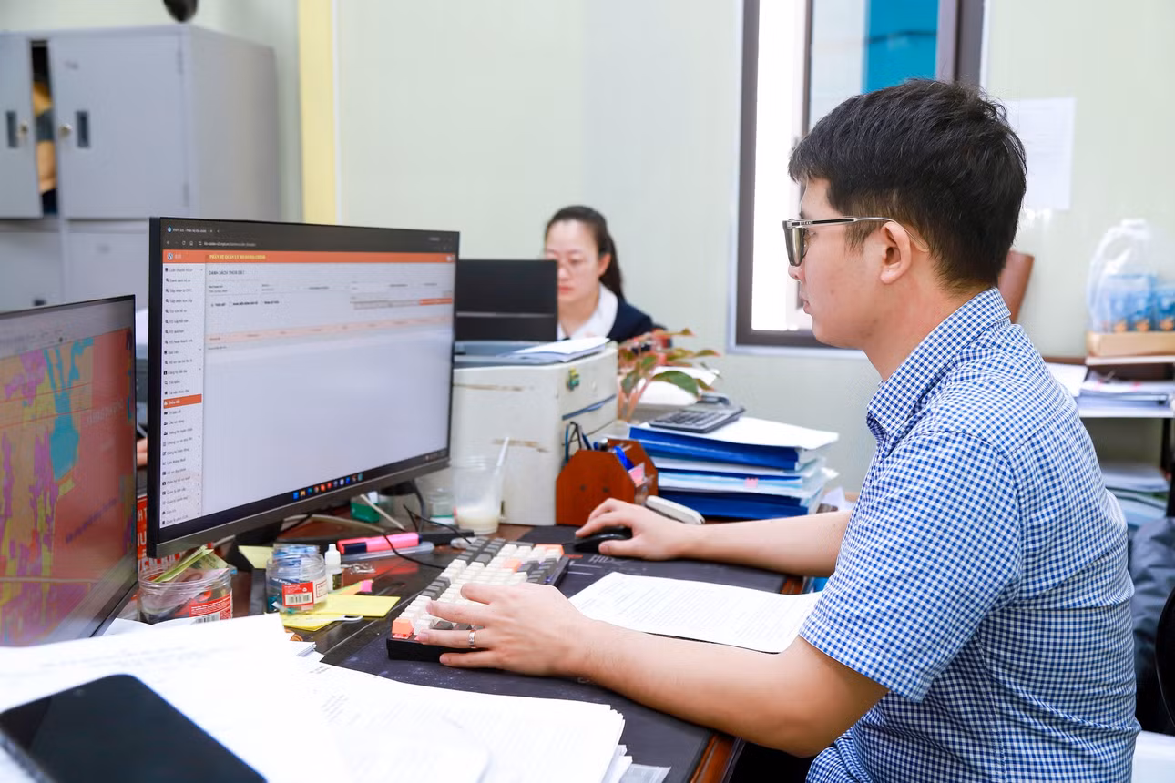 Cán bộ phường Mạo Khê đang tập trung hoàn thiện cơ sở dữ liệu quốc gia về đất đai.