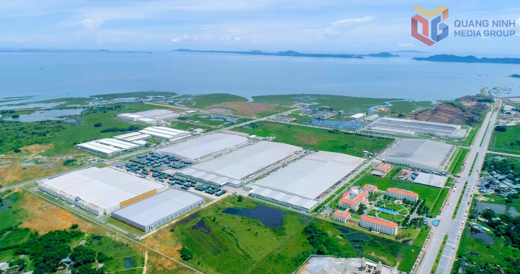 Hệ thống mái lợp tại các nhà xưởng sản xuất trong KCN Hải Hà. Ảnh: Mạnh Trường