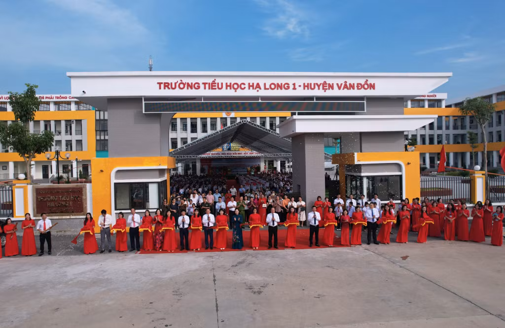 Đồng chí Nguyễn Thị Hạnh - Phó Chủ tịch UBND tỉnh và lãnh đạo huyện Vân Đồn cắt băng khánh thành trường Tiểu học Hạ Long 1.