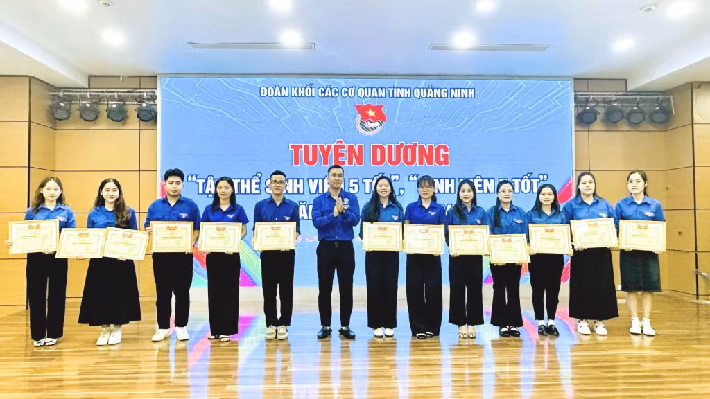 Đoàn Khối các cơ quan tỉnh tuyên dương các "Tập thể Sinh viên 5 tốt" và "Sinh viên 5 tốt" năm học 2023-2024.