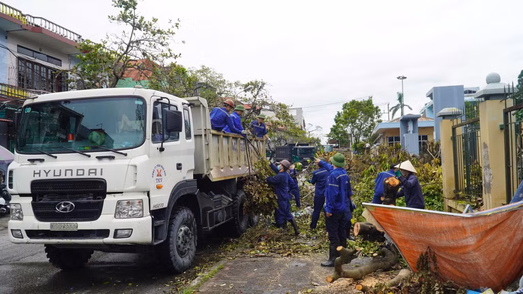 Công ty Than Mạo Khê huy động công nhân tham gia dọn vệ sinh môi trường trên mặt bằng và các tuyến đường lân cận.