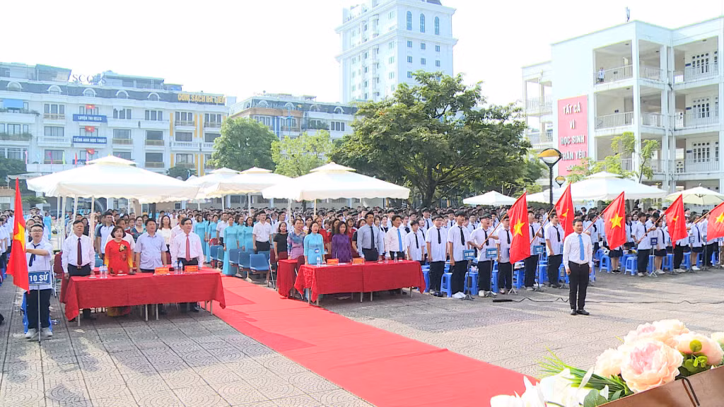 Quang cảnh lễ khai giảng tại Trường THPT Chuyên Hạ Long.