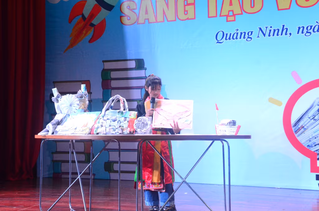 Các thi sinh thuyết trình về ý tưởng thực hiện sản phẩm tái chế.