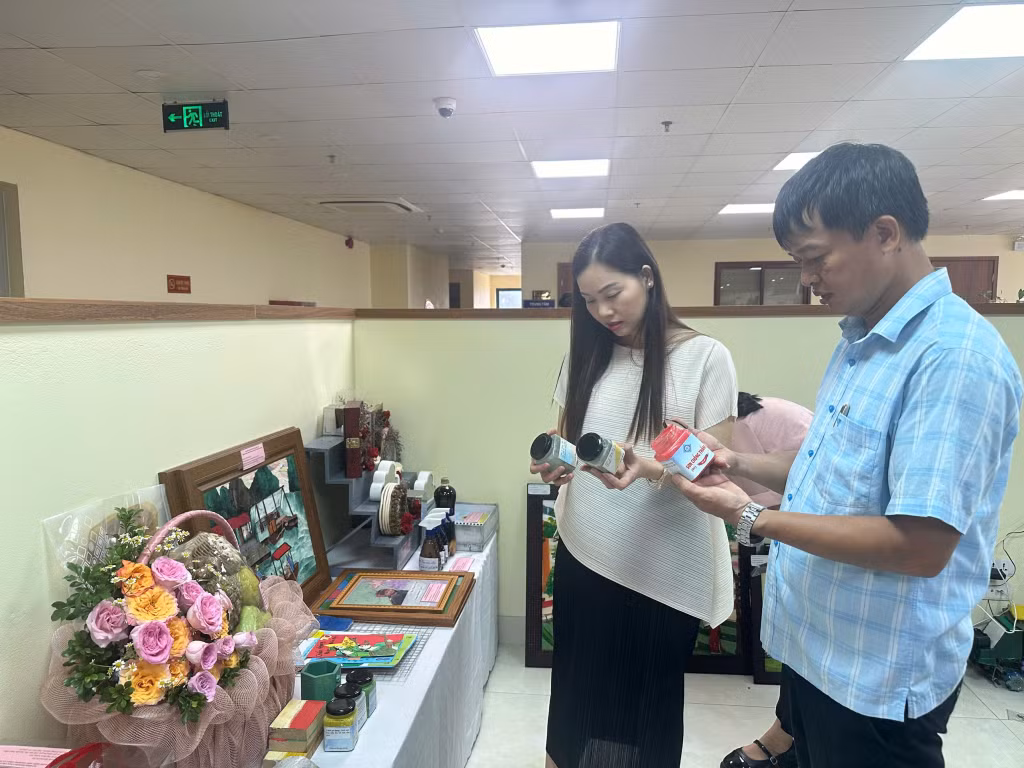 Ban giám khảo xem xét các đề tài tham gia cuộc thi.